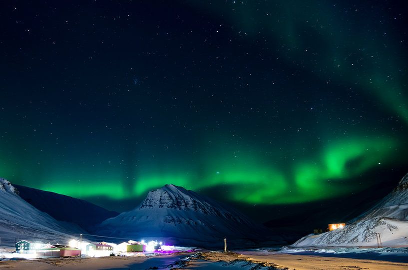 Aurora Borealis in Longyaerbyen Spitzbergen von Thijs van den Burg