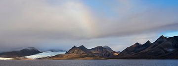 Regenboog boven een gletsjer op Spitsbergen van Anouschka Hendriks