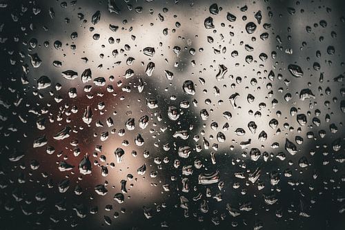 Wassertropfen auf Fensterscheibe