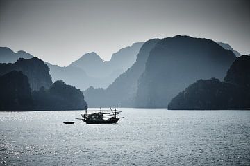 vissersboot in Ha Long  baai van Karel Ham