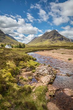 Lagangarbh Hut aan de Coupall rivier met Stob Coire Raineach (925 m) van Christian Müringer