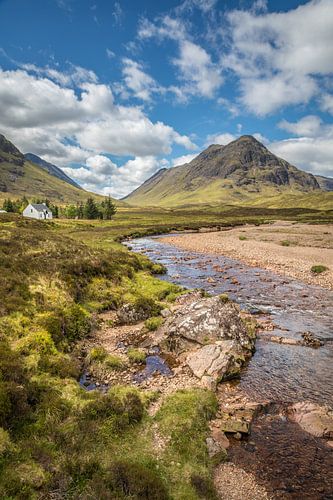 Lagangarbh Hut aan de Coupall rivier met Stob Coire Raineach (925 m)