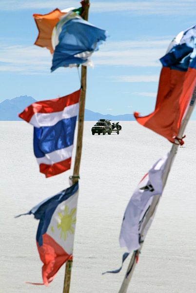Off-Road Fahrzeug in Salar de Uyuni, Bolivien von Lensw0rld