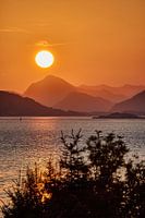 Le soleil levant crée une dépression matinale au-dessus des fjords, Godøy, Norvège
