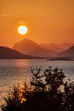Opkomende zon creëert ochtendlagen over de fjorden, Godøy, Noorwegen van qtx