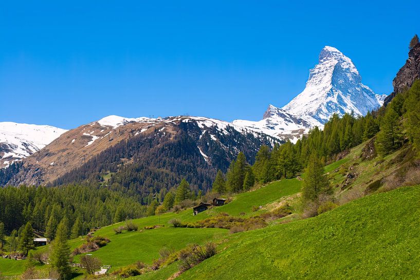 Idylisch Zwitsers landschap met uitzicht over de Matterhorn van Justin Suijk