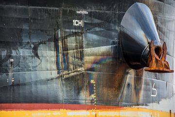 Boeg van een schip in vele kleuren afgemeerd in de haven. van scheepskijkerhavenfotografie