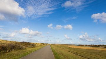 Postweg Vlieland op een zonnige dag. van Gerard Koster Joenje (Vlieland, Amsterdam & Lelystad in beeld)