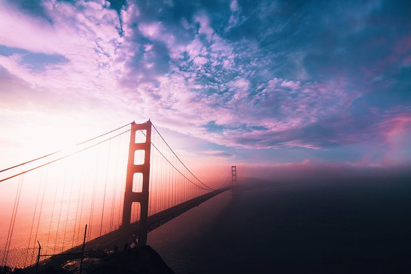 Golden Gate in de mist bij zonsopgang, San Francisco, VS van Aloke Design