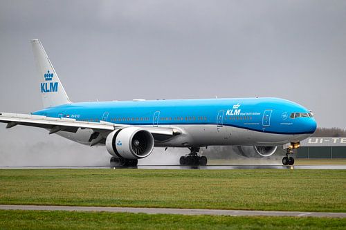 klm boeing 777 landing polder runway