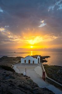 Griekse kerk en zonsopgang aan zee van Fotos by Jan Wehnert