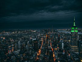 New York Skyline by Night | NYC van Kees Hasenaar