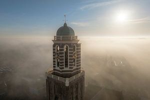 Peperbus-Kirchturm in Zwolle über dem Nebel