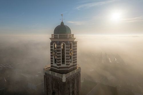 Peperbus kerktoren in Zwolle boven de mist