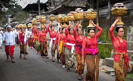 temple ceremony in Bali by Lex Scholten
