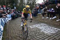 Dylan van Baarle op weg naar de winst in Omloop nieuwsblad