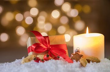 Advents- und Weihnachtsgeschenk mit Kerzenlicht auf Schnee von Alex Winter