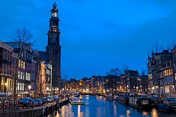 Stadsgezicht van Amsterdam met de Westerkerk in the Nederland bij zonsondergang van Eye on You