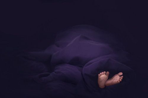 Photographie unique de pieds de bébé - Interprétation sombre et enchanteresse d'une nouvelle vie