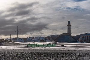 Blick auf den Leuchtturm und den Teepott im Ostseebad Warnemünd