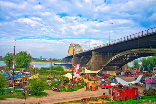 Kermis bij de Waalbrug