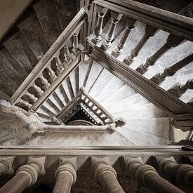 Treppe in verlassener Villa von Alain Busschaert