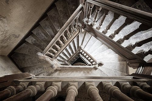 Escalier dans une villa abandonnée