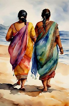 2 gesellige Damen beim Spaziergang am Strand