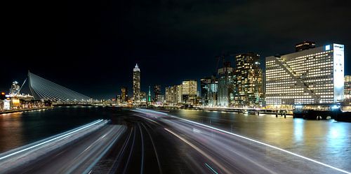 Rotterdam bij nacht van Sjaak Kooijman
