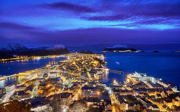 Een winters nachtzicht op Ålesund vanaf de Aksla-berg, Noorwegen van qtx