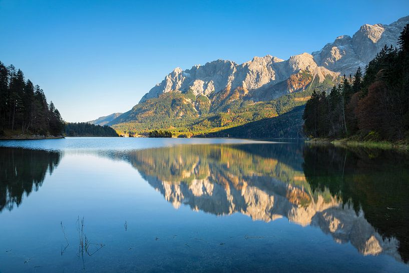 Wettersteingebirge spiegelt sich im Eibsee, Bayern von Markus Lange