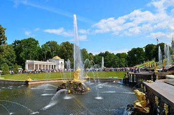 Springbrunnen und Garten des Schlosses Peterhof in St. Petersburg von Karel Frielink