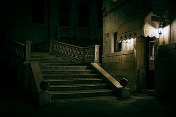 Brug in Venetië op een late avond van Mike Peek