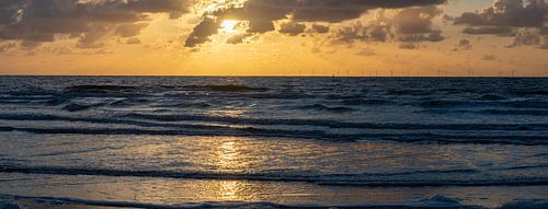 Coucher de soleil sur la plage de La Haye, avec les éoliennes offshore à l'horizon. sur Jan Fritz