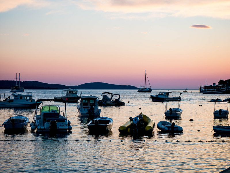 Kust van Kroatië boot zonsondergang van Déwy de Wit