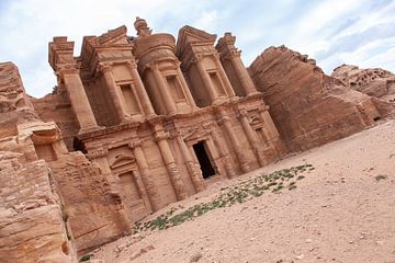 Monastery , petra Jordanie van Astrid van der Eerden