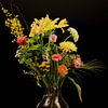 Stilleben Gelbe Blumen in Glasvase von Marjolein van Middelkoop