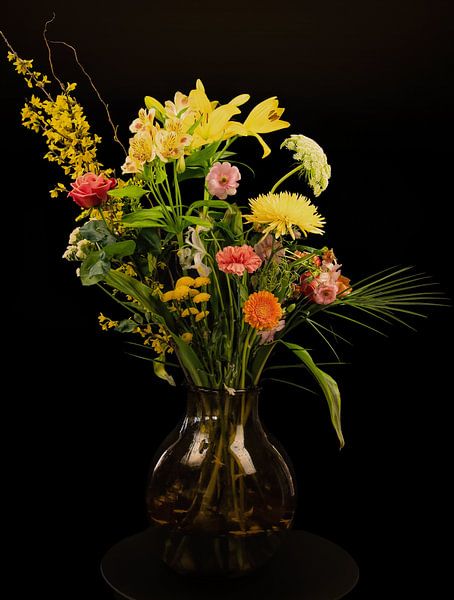 Nature morte Fleurs jaunes dans un vase en verre par Marjolein van Middelkoop