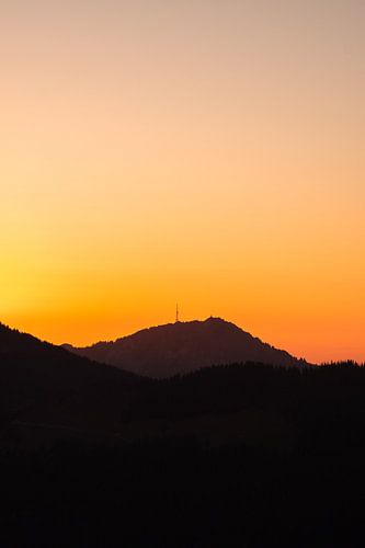 Grünten, de beschermer van de Allgäu, silhouet bij oranje zonsondergang