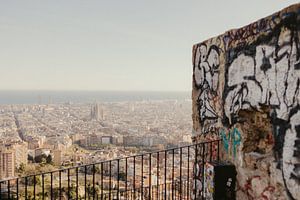 Blick auf die Stadt Barcelona an einer Graffiti-Wand. von Sarah Embrechts
