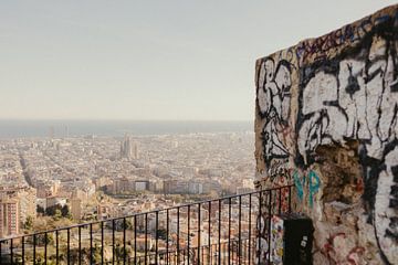 Vue de la ville de Barcelone sur un mur de graffitis. sur Sarah Embrechts