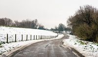 Landweg in een sneeuwlandschap van Ruud Morijn thumbnail