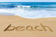 Wort Strand in Sand mit blauem Meer auf der Insel Kefalonia in Griechenland von Ben Schonewille Miniaturansicht