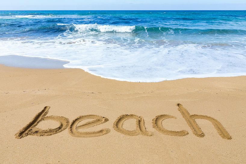 Wort Strand in Sand mit blauem Meer auf der Insel Kefalonia in Griechenland von Ben Schonewille
