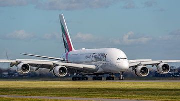 Emirates Airbus A380 passagiersvliegtuig. van Jaap van den Berg