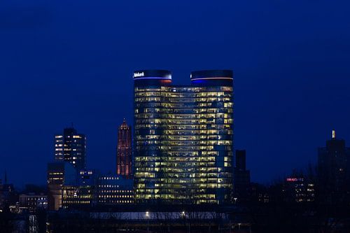 De verlichte Dom en de Verrekijker in Utrecht