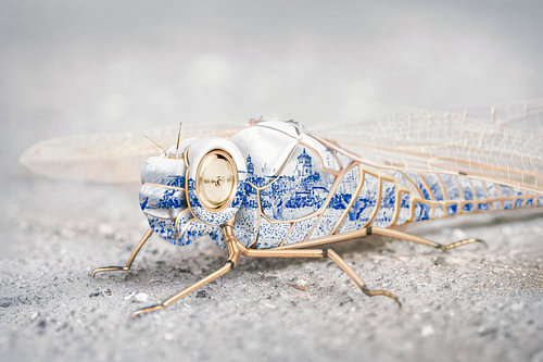Delft Blue dragonfly with gold lines – Van Gogh, kintsugi and wings by Elianne van Turennout