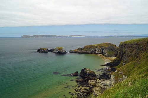 Landschap in Noord-Ierland voor de kust van County Antrim tussen Ballycastle en Ballintoy.