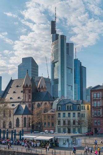 Wolkenkrabbers omringd door oude stad van Frankfurt am Main, Hessen, Duitsland