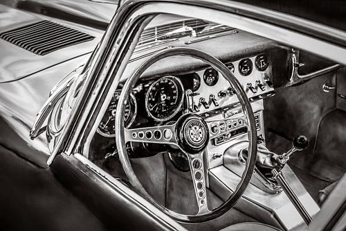 Het dashboard van de Jaguar E-Type in zwart-wit